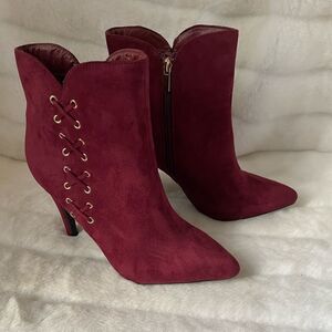 Ashley Stuart Burgundy faux suede ankle heels boots with side zipper size 10W